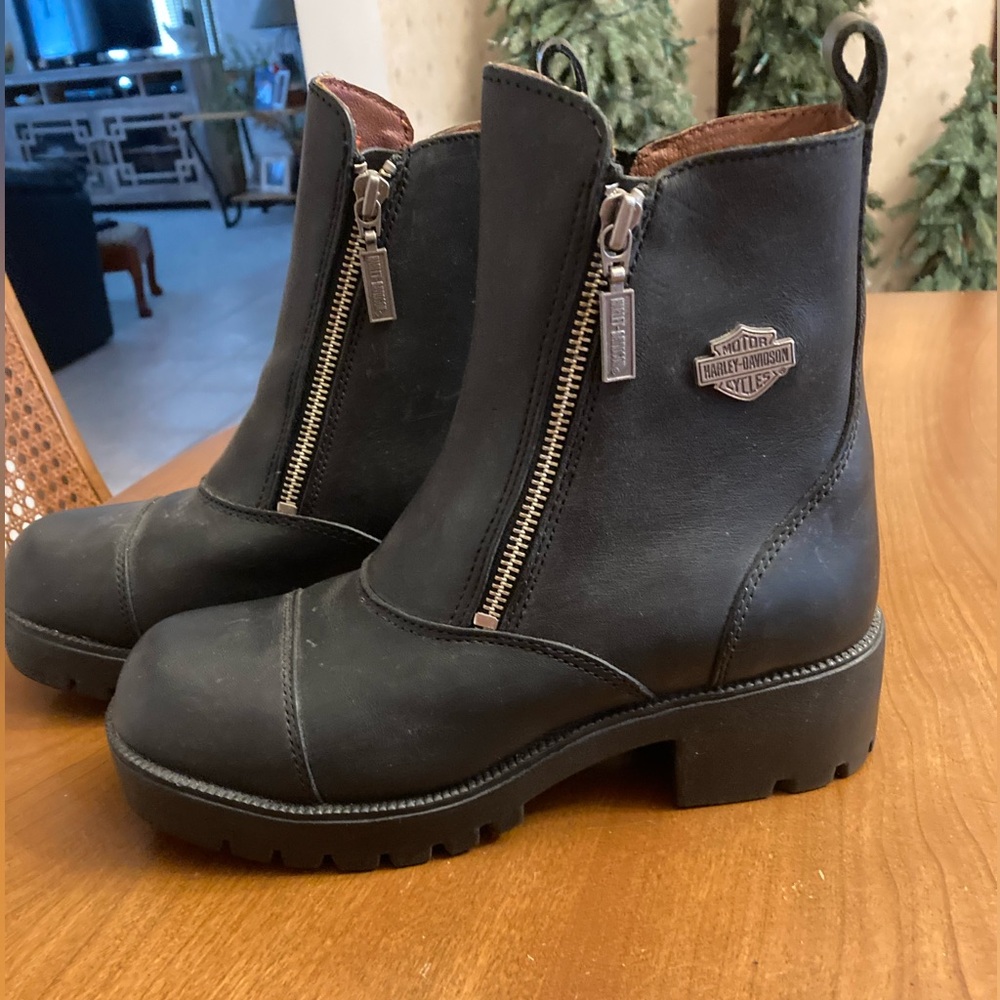 Women sz 7 motorcycle riding boots. Gently used. Some barley noticeable scuffs.